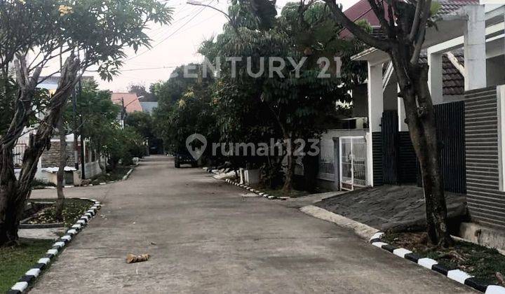 RUMAH ASRI 2 LANTAI DEPAN TAMAN SIAP HUNI DI PONDOK GEDE 2