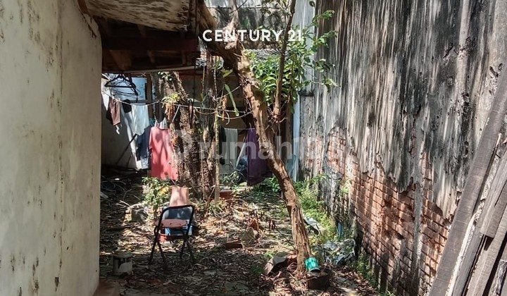 For Quick Sale: Old House, Land Calculation, Super Strategic Location Utan Kayu