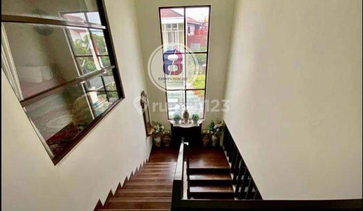 Dijual Rumah Taman Luas Nyaman Siap Huni di Blok M 8