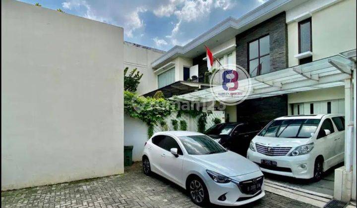 Dijual Rumah Taman Luas Nyaman Siap Huni di Blok M 9