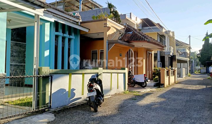A Cool and Quiet Home for the Family with Views of Nature and Mountains, Near Sespim Polri, Maribaya, Lembang, Bandung.