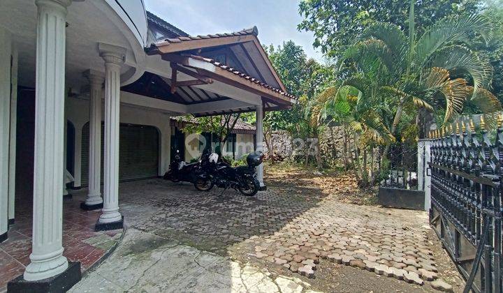 Rumah halaman parkir luas Ruangan besar cocok untuk kantor, asrama mahasiswa, daycare, working space supratman 3