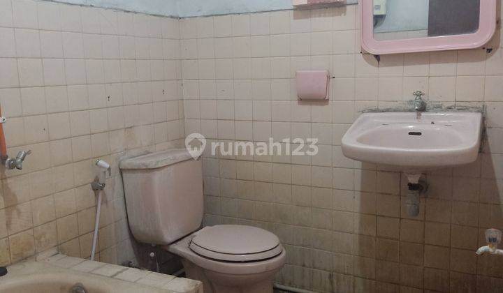 Rumah halaman parkir luas Ruangan besar cocok untuk kantor, asrama mahasiswa, daycare, working space supratman 6