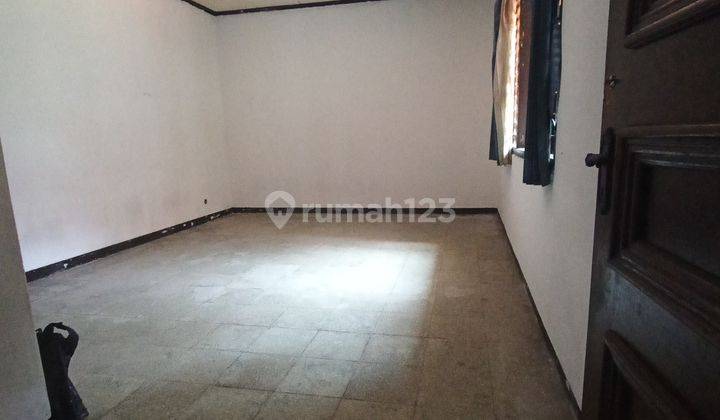 Rumah halaman parkir luas Ruangan besar cocok untuk kantor, asrama mahasiswa, daycare, working space supratman 7