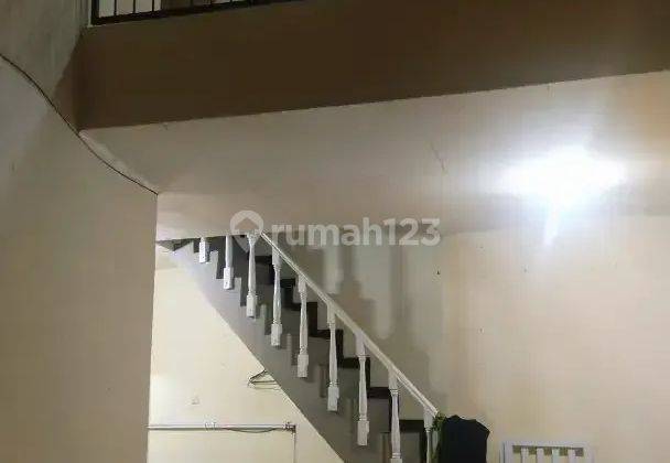 Rumah Minimalis Bentuk Gentong Dalam Gang Sayap Laswi Bandung 2