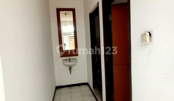 Spacious House Suitable for Living or Office 2