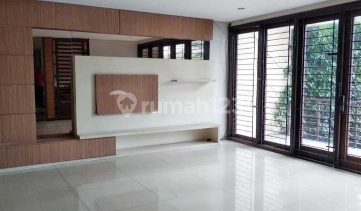 Jual Rumah Lux Semi Furnished 3 Lantai di Setraduta