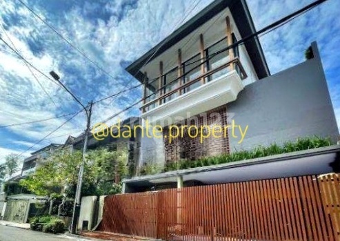 Tropical Modern 3 Lantai Dengan S Pool Lift Dan Rooftop