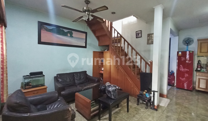 Siap Huni 3 Lantai Jalan Lebar Kawasan Tenang