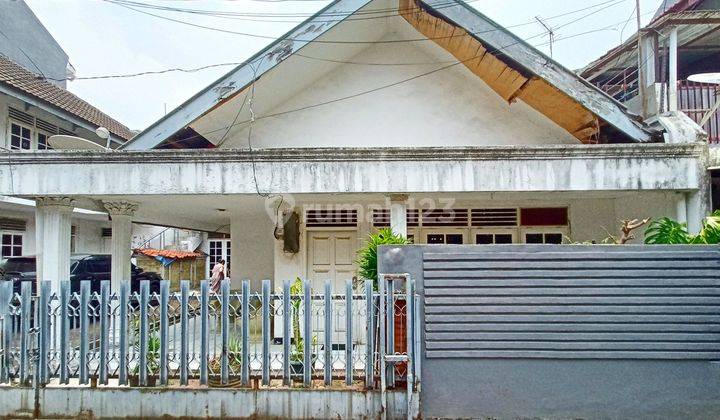 Rumah Lama Jalan 1 Mobil Dekat Taman 1