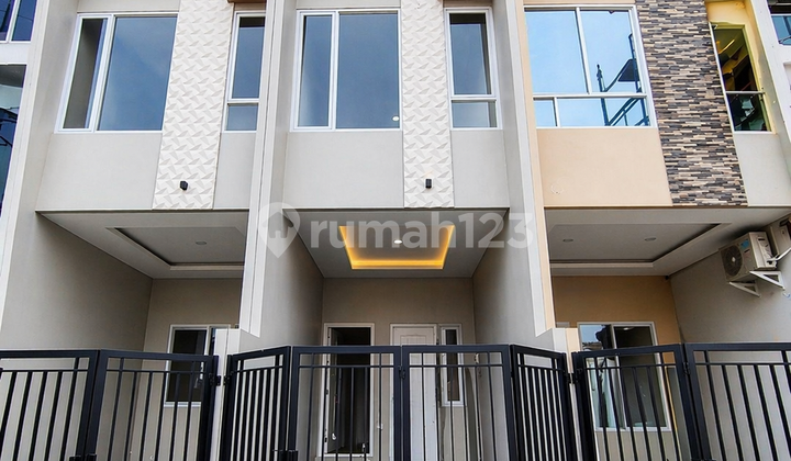 Rumah Baru di Tomang 3 Lantai 3+1 Kamar Tidur Bebas Banjir Akses Jalan 2 Mobil