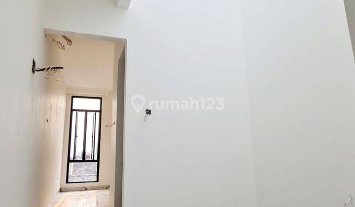 **RUMAH BARU 3 LANTAI DI TAMAN RATU LOKASI STRATEGIS ROW JALAN 2 MOBIL ADA 6 UNIT HARGA MULAI 1.68MILIAR** 2