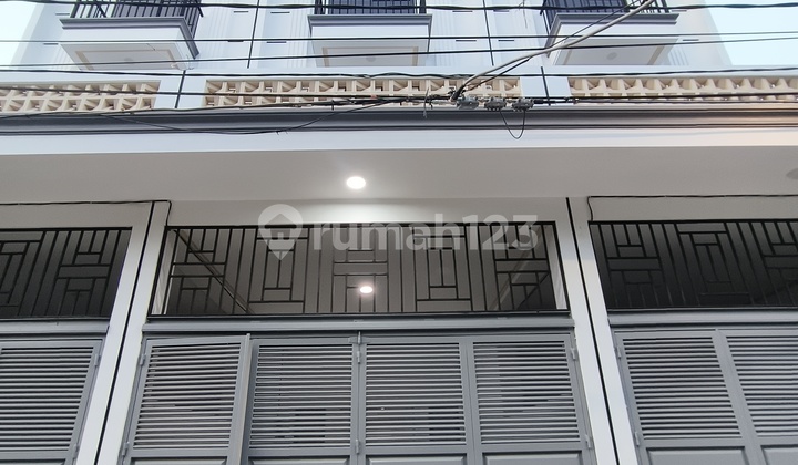 Rumah Baru 4 Lantai di Taman Ratu Jakbar Cocok untuk Tinggal dan Kantor