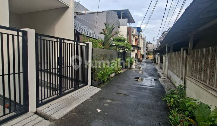 Rumah Baru Minimalis Sederhana 3 Lantai di Duri Kepa 2
