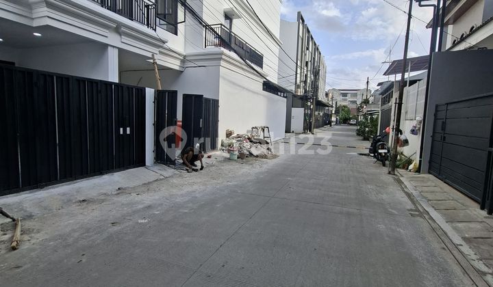 Rumah Baru Modern Minimalis 3 Lantai dengan 3 Kamar Tidur 3 Kamar Mandi 2