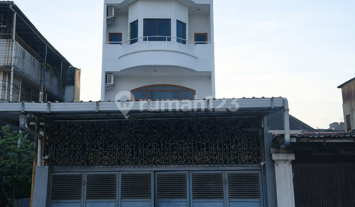 Rumah 4.5 Lantai Semifurnished Terawat di Tambora Area Jakbar