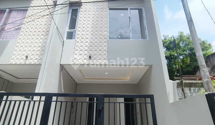 Rumah Baru 3 Lantai 1 Unit Lagi di Duri Kepa