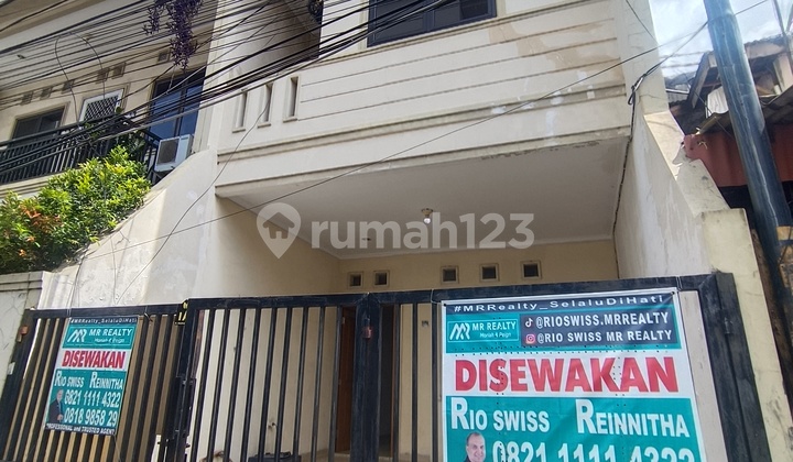 Rumah Siap Huni 3 Lantai di Tanjung Duren
