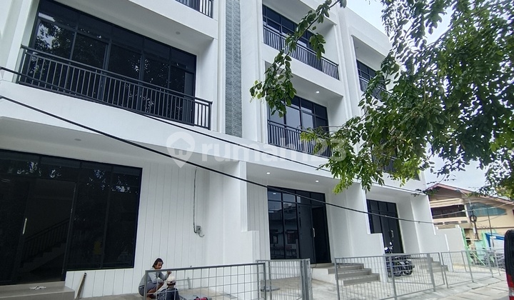 Ruko Baru Taman Ratu 3 Lantai + Dak Cocok untuk Usaha