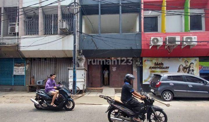 **Ruko 3.5 Lantai Disewakan Sudah Renovasi Traffic Ramai** 1