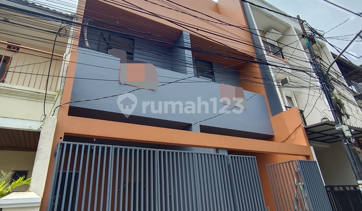 Rumah Baru 3 Lantai di Tanjung Duren Posisi Strategis Dekat Central Park dan Mall Taman Anggrek