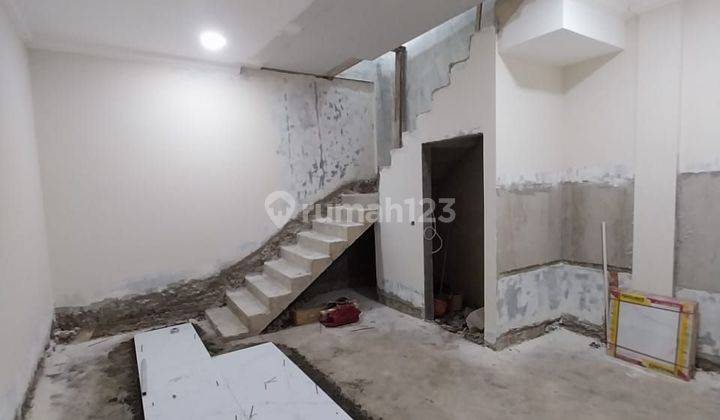 **rumah Baru 3 Lantai Di Kavling Polri Jelambar Jakarta Barat** 2