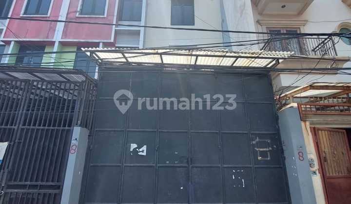 Ruko 3.5 Lantai Cocok untuk Usaha dan Tinggal Lokasi Strategis di Jakpus