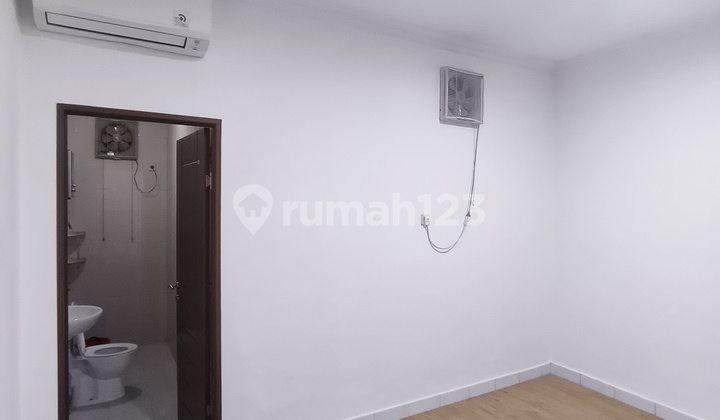 Tomang Neat House Ready to Live In, Suitable for Flood-Free Living