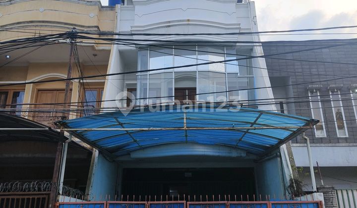 Rukan 3 Lantai di Tomang Cocok untuk Tinggal dan Usaha