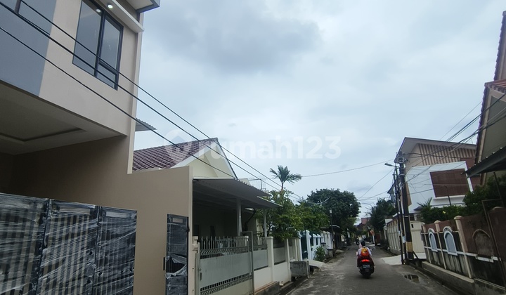 Rumah Baru 3 Lantai di Villa Tomang Mas Duri Kepa 2