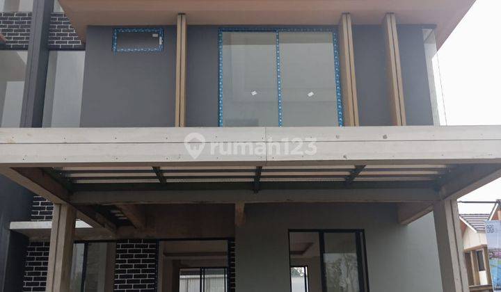 Rumah 3 Lantai Ada Club House Dekat Pusat Perbelanjaan 2