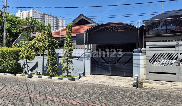 Well-Maintained Old House for Sale in Manyar Kartika, City Center