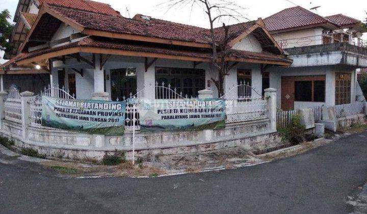 Rumah klasik di perum berkelas di kota Karanganyar 1