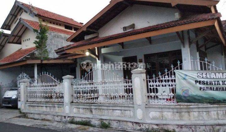 Rumah klasik di perum berkelas di kota Karanganyar 2