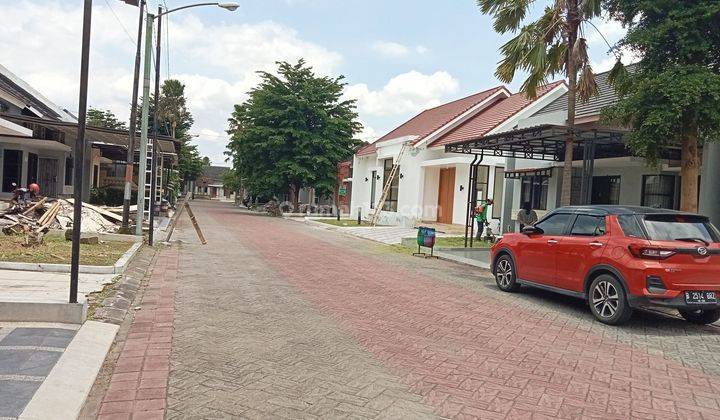 Rumah 2 lantai full perabot di Perum elit Karrasura 1