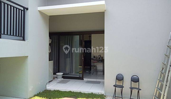 Rumah 2 lantai full perabot di Perum elit Karrasura 2