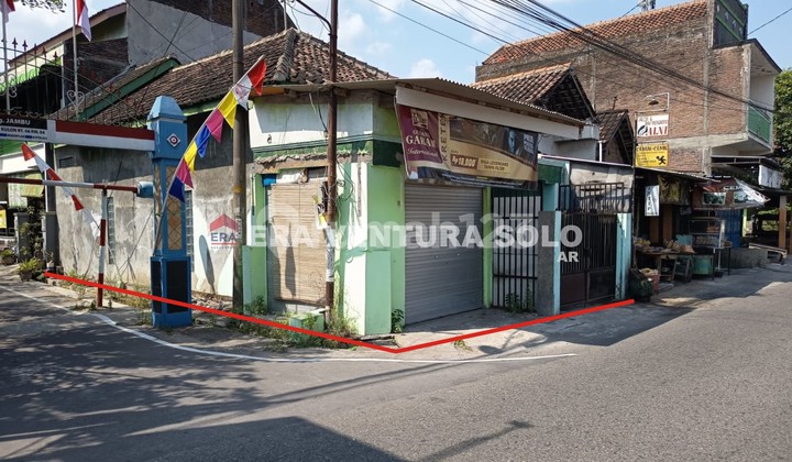 Strategic House, Suitable for Business in Sawahan.