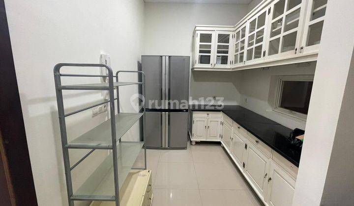 Rumah tiga lantai dalam kota lengkap perabot 4