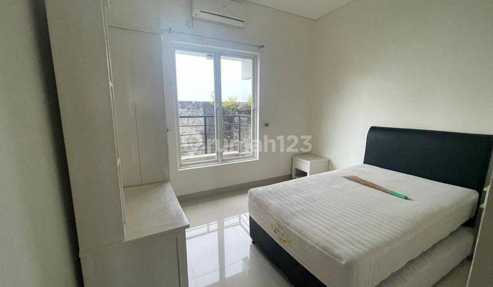 Rumah tiga lantai dalam kota lengkap perabot 6
