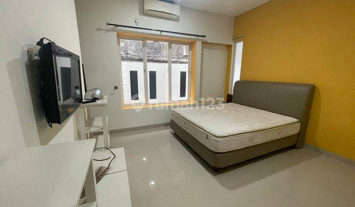 Rumah tiga lantai dalam kota lengkap perabot 8