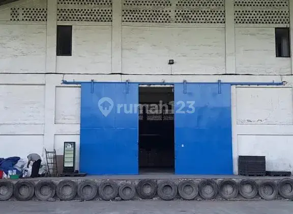 Gudang sewa ada loading dock