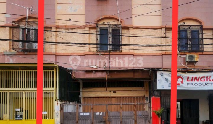 3-story shophouse on Sungai Cenrana street, near Pareman river. 2