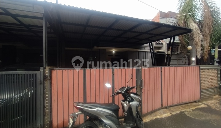 ANNUAL HOUSE FOR RENT IN A CLUSTER AT TNH BARU DEPOK NEAR THE HIGHWAY