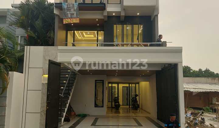 Rumah Modern Kontemporer dengan Kolam Renang Pribadi di Jagakarsa Rumah Modern Kontemporer dengan Kolam Renang Pribadi di Jagakarsa