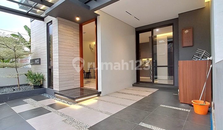 Modern Tropical House Near Depok Baru Station 2