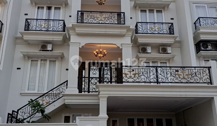 Dijual Rumah Klasik Modern 3 Lantai di Jagakarsa Jakarta Selatan