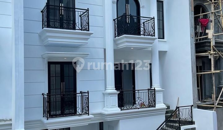 Dijual Rumah American Classic 3 Lantai di Jagakarsa