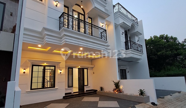 Dijual Rumah Classic Modern Rooftop Dekat Jalan Utama Jagakarsa
