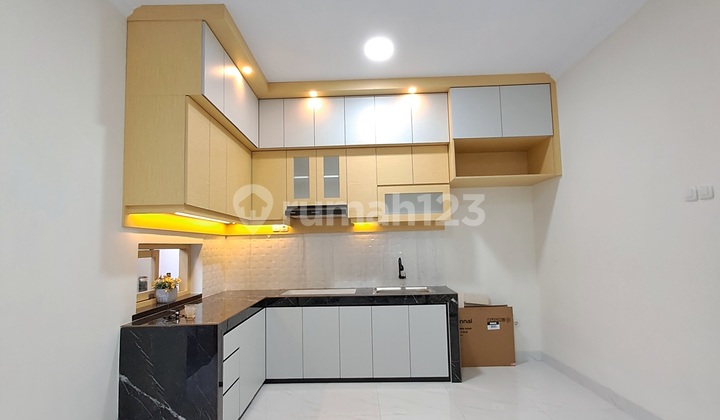 Dijual Rumah Murah dan Luas 3 Lantai di Meryumg Limo Depok