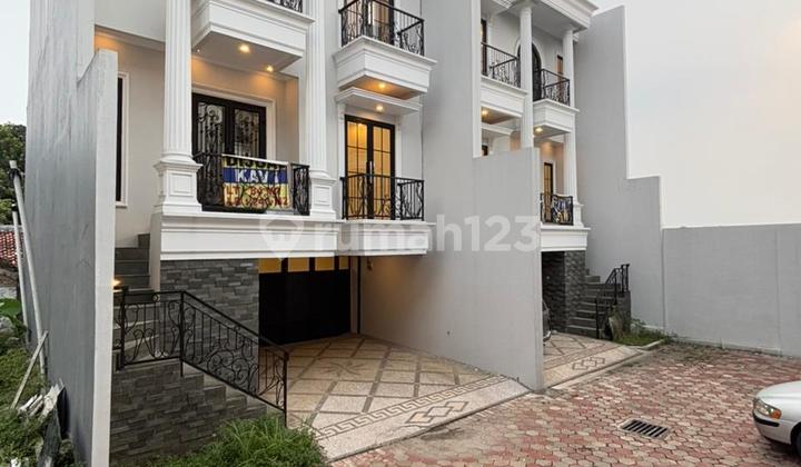 Dijual Rumah American Classic 3 Lantai di Jagakarsa